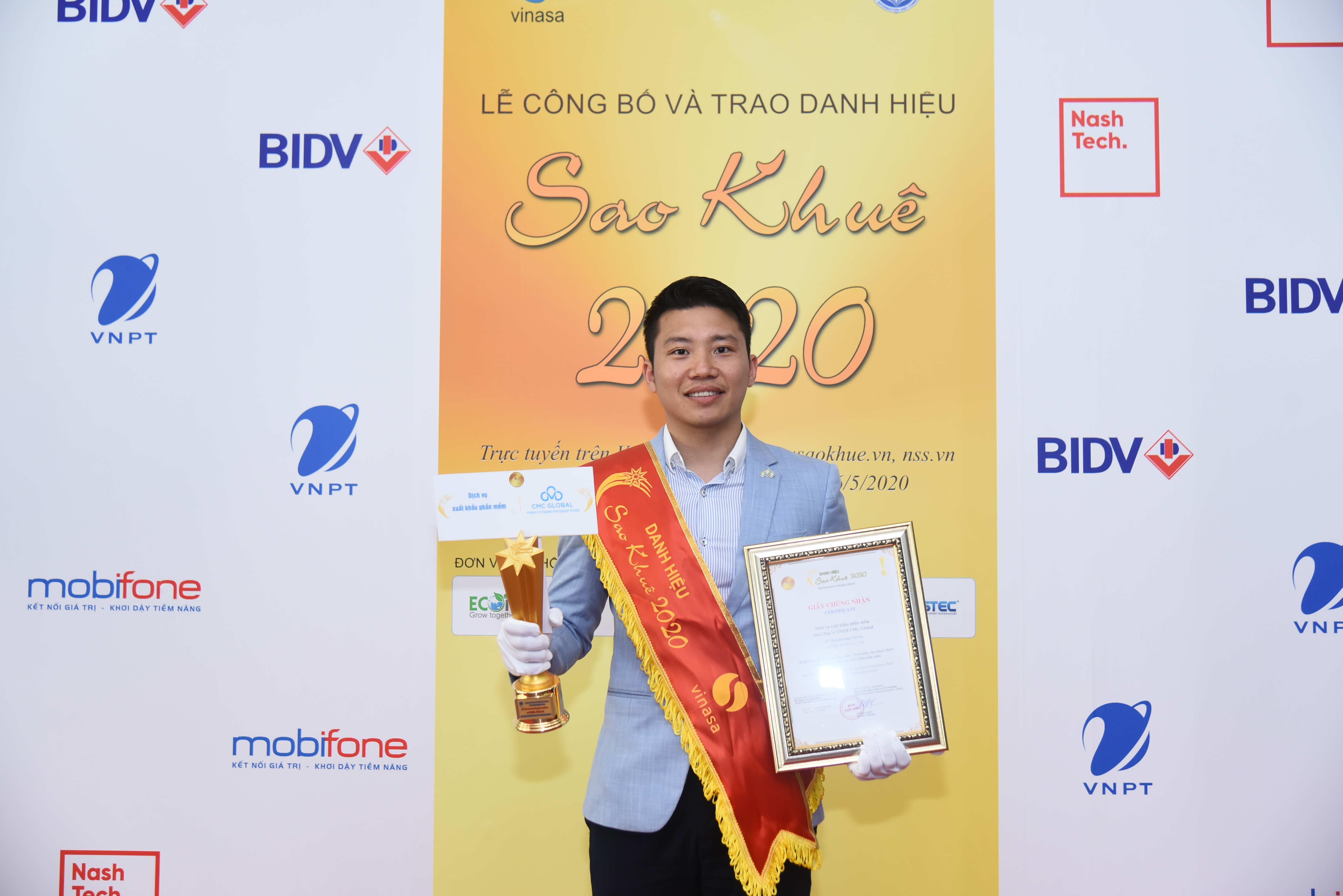 CMC-Global-nhan-giai-Sao-Khue-2020 CMC Global receives Sao Khue Award 2020