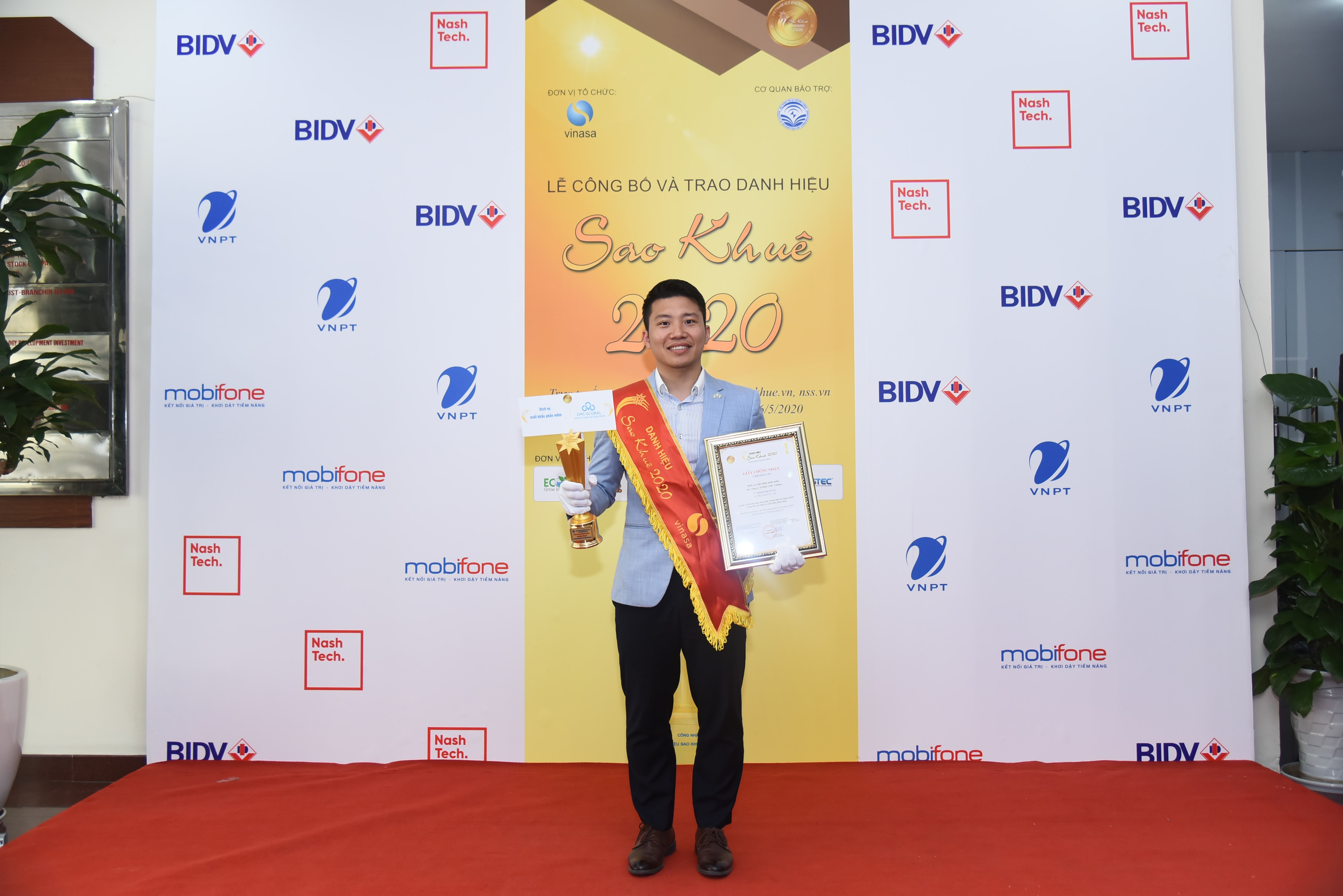 Nhan-giai-Sao-Khue-2020-min